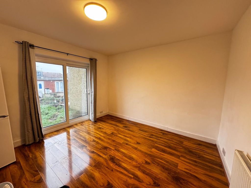 Property photo 3 of 6 Photo 5