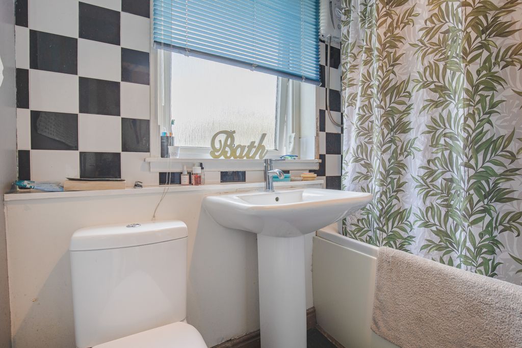 Property photo 3 of 14 Bathroom (5)
