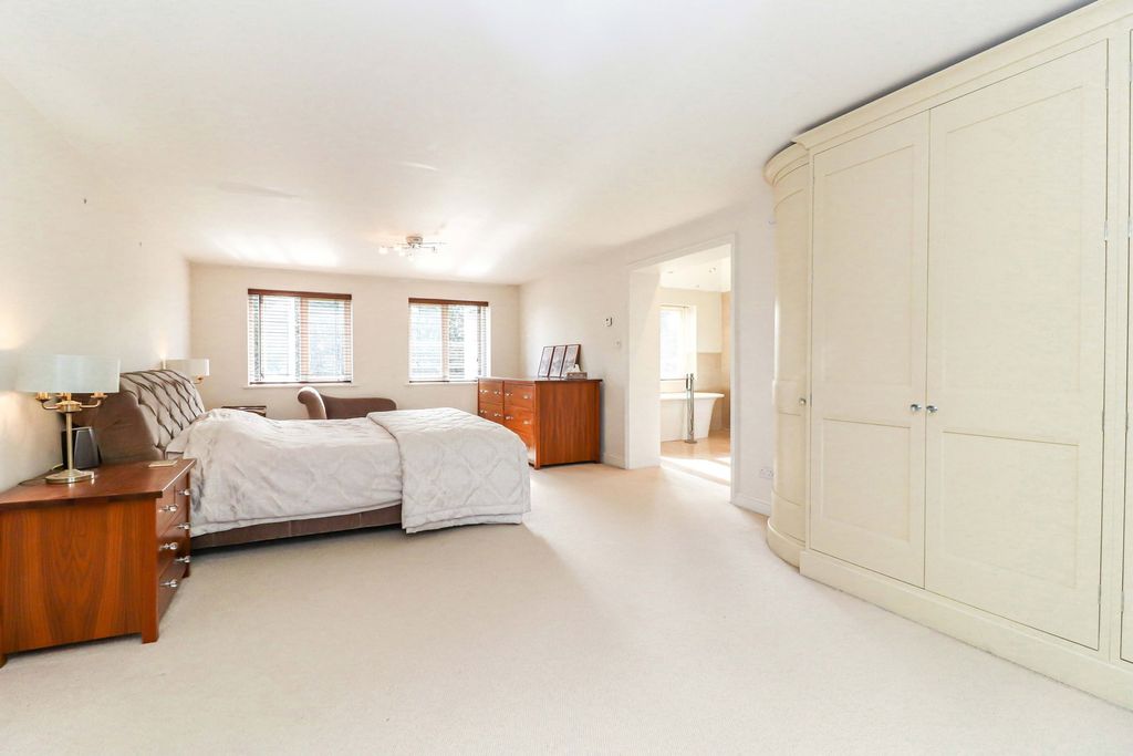 Property photo 2 of 33