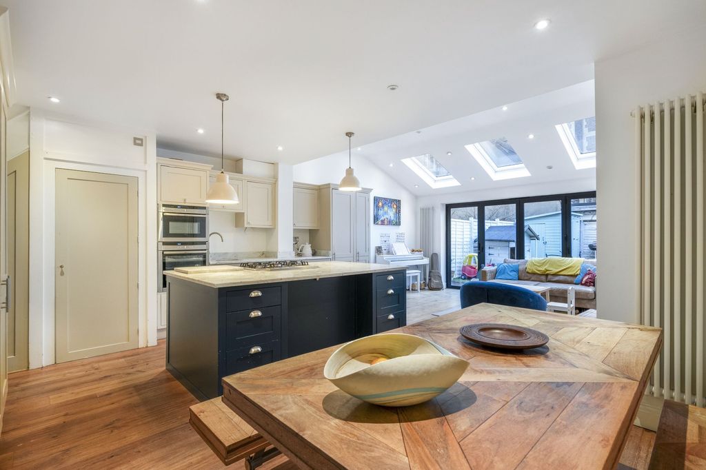 Property photo 2 of 11