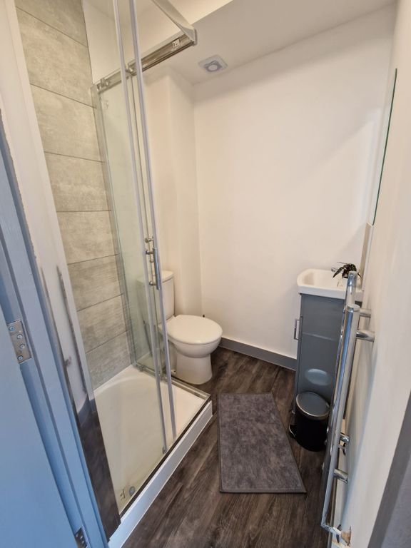 Property photo 3 of 15 Ensiute Toilet