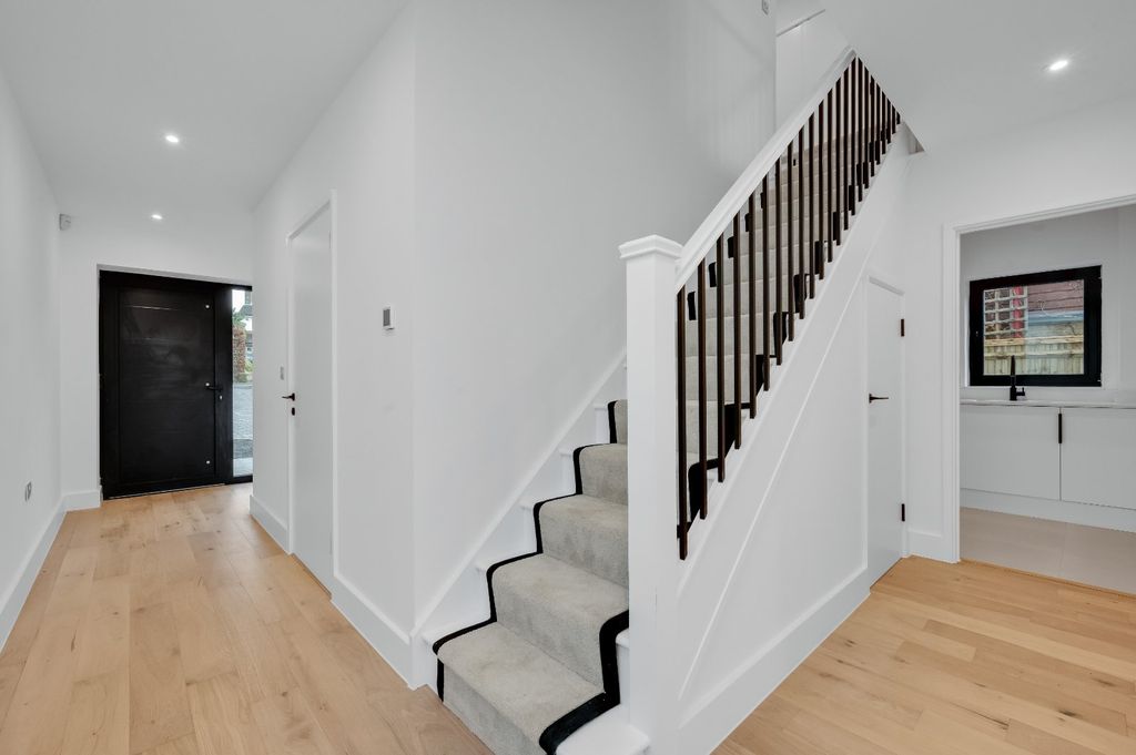Property photo 3 of 19 Hallway
