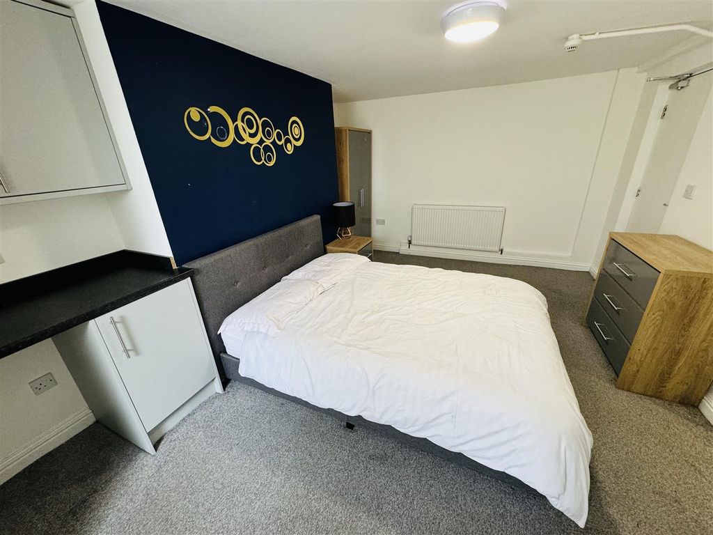 Property photo 3 of 6 61Kirkgate2.Jpg