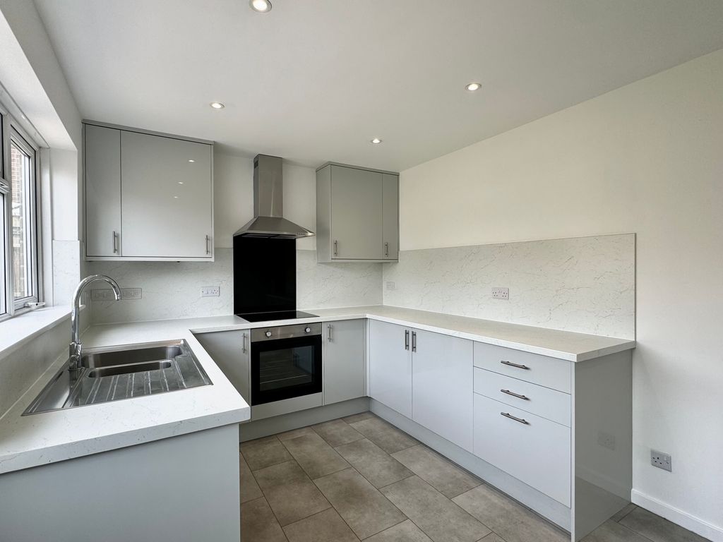 Property photo 2 of 8 Kitchen