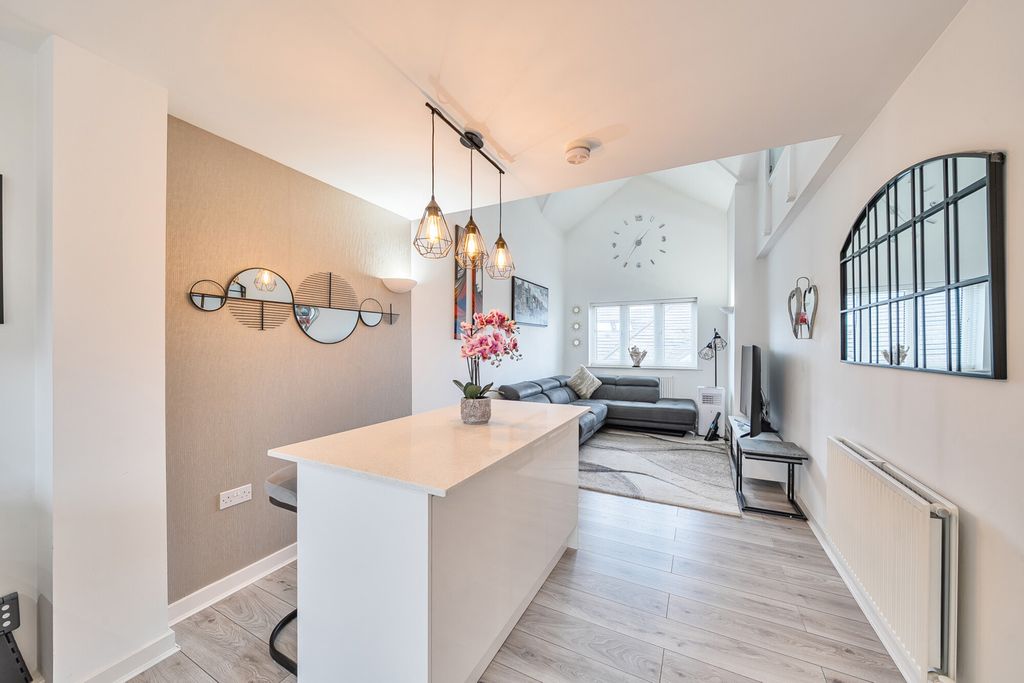 Property photo 1 of 16 1405783-13-697B6B...