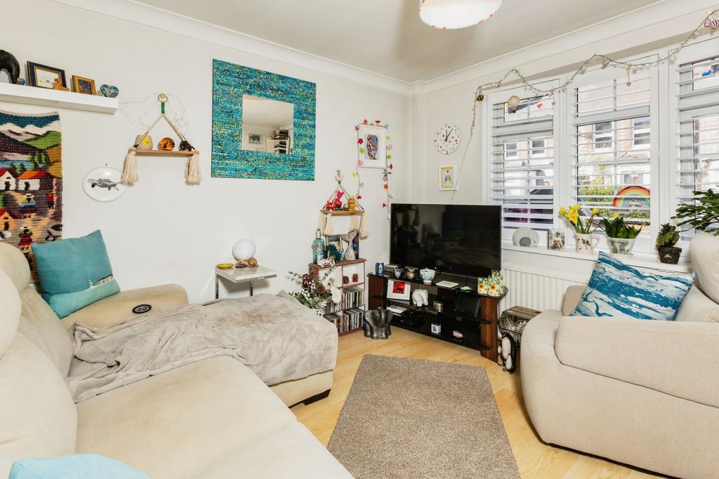 Property photo 3 of 23 Lounge