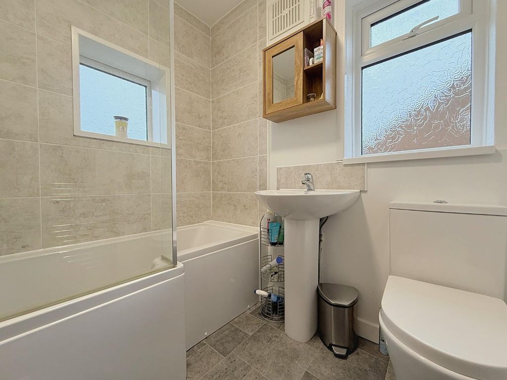 Property photo 3 of 19 Bathroom