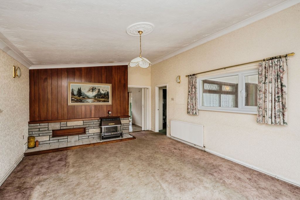 Property photo 3 of 15 Lounge