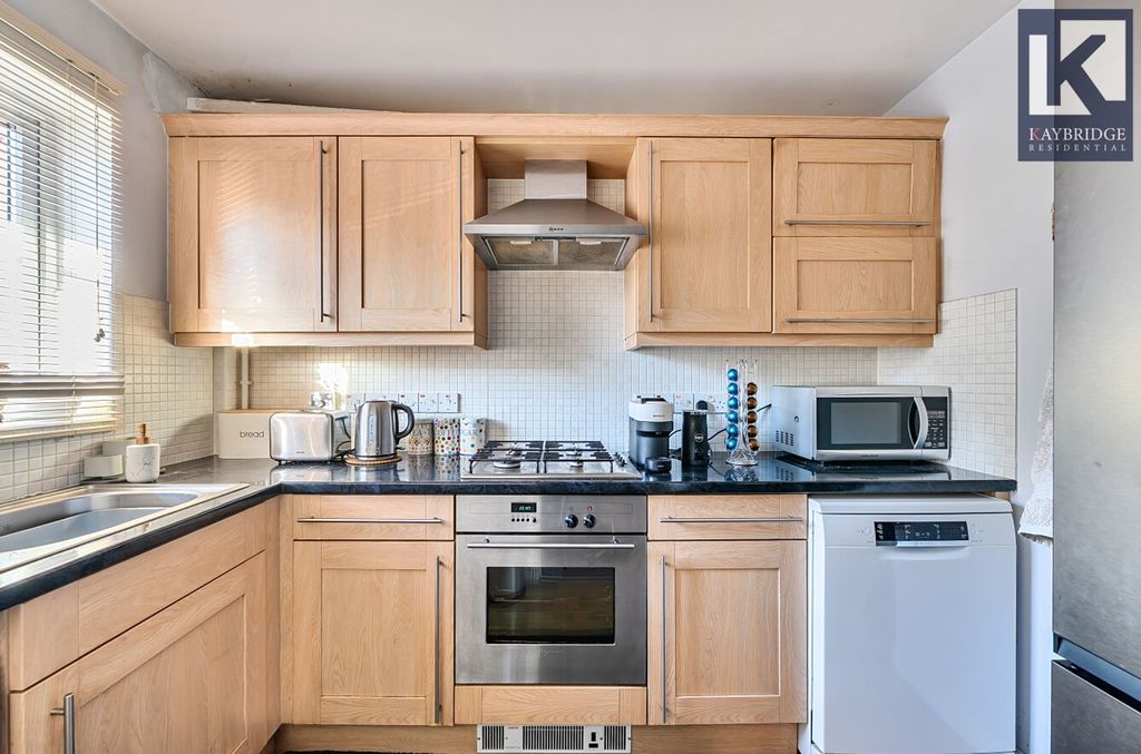 Property photo 3 of 17 Hemmings Mead, Epsom