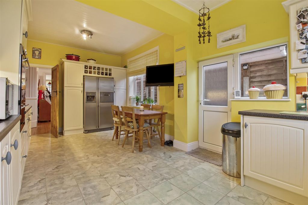 Property photo 3 of 31 33 Parkfield Road-014.Jpg