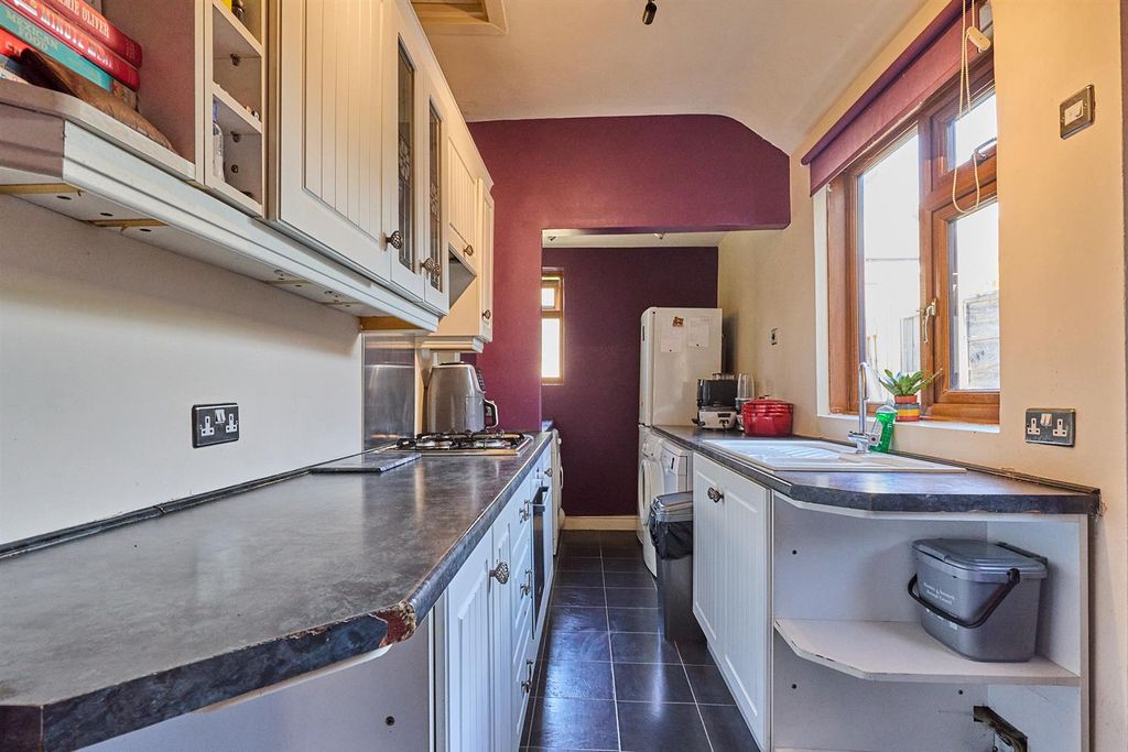 Property photo 3 of 11 Kitchen