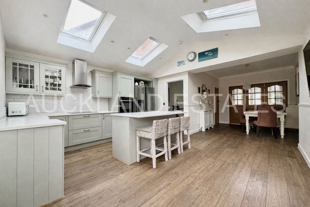 Property photo 3 of 19 Image00014