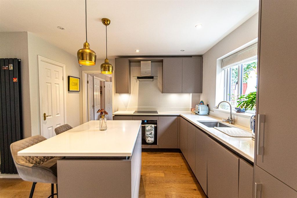 Property photo 2 of 31 Dining Kitchen
