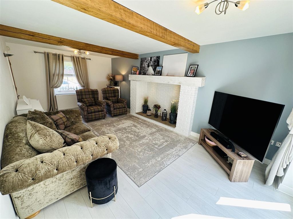Property photo 3 of 18 Lounge