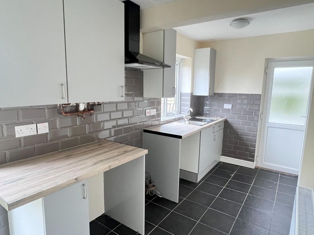 Property photo 3 of 12 Kitchen