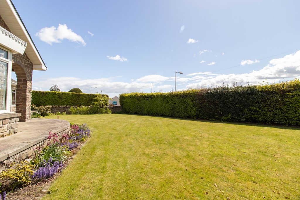 Property photo 2 of 42 Front Garden