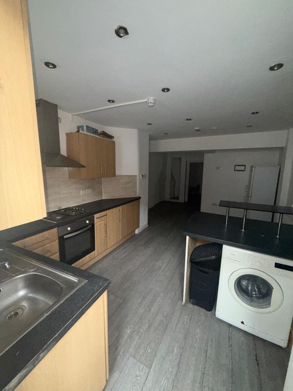 Property photo 1 of 11 A Lovely Spacious 1 Bedroom Ground Floor Flat On Ilford Lane - Water Bill Included