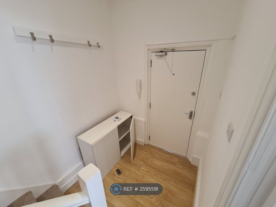 Property photo 2 of 6 Hallway