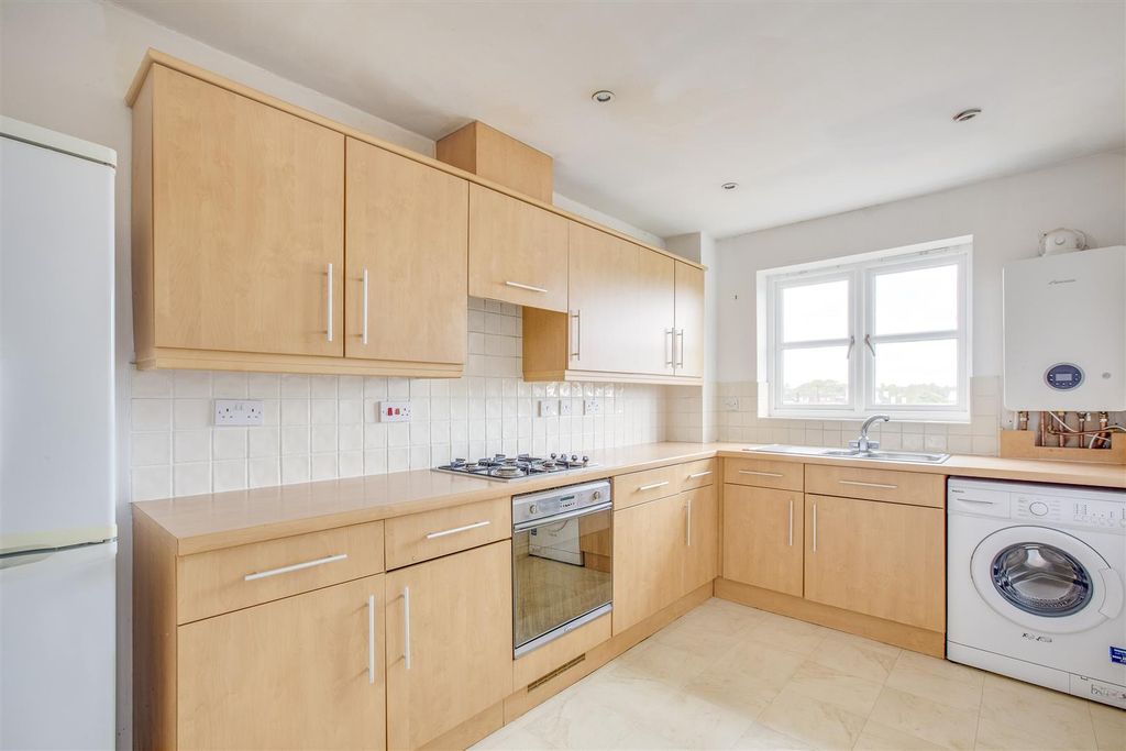 Property photo 2 of 11 8 Midsummer Court, Penn Road, Hp15 7Ld-8.Jpg