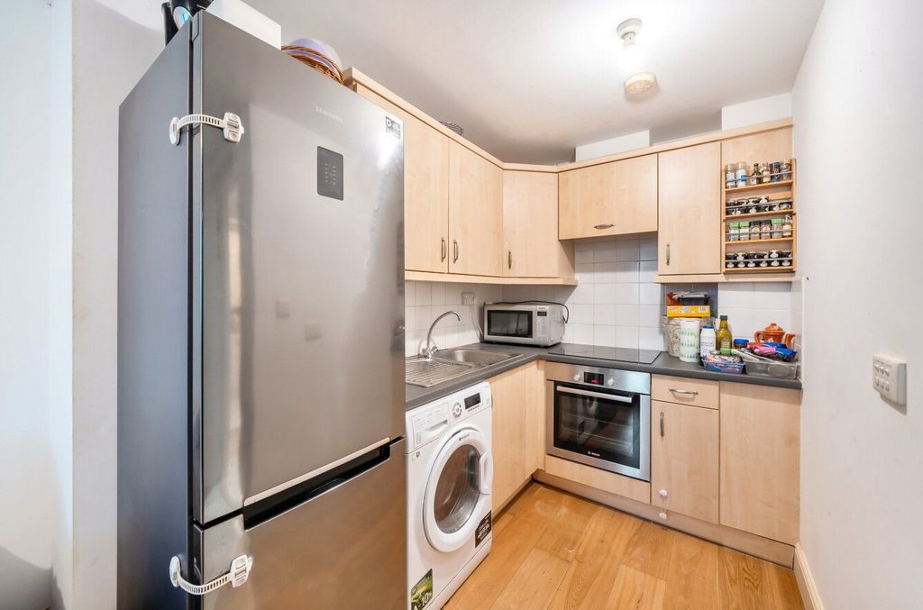 Property photo 2 of 10 1388126-14-695d22...