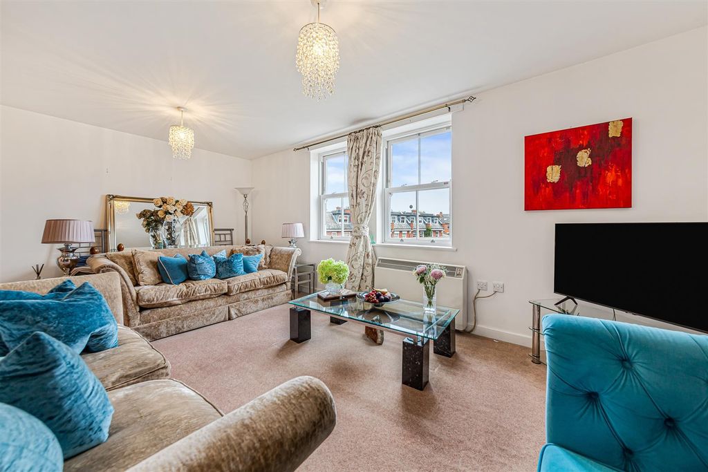 Property photo 1 of 8 Petworth Street, Sw11