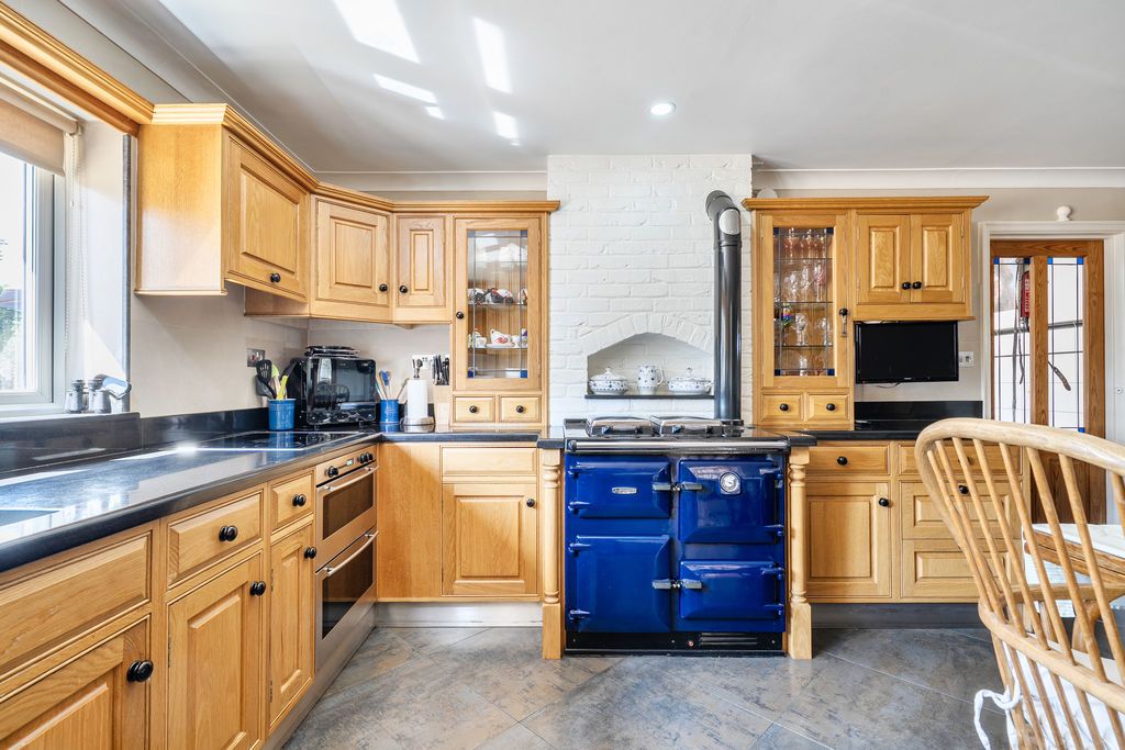 Property photo 2 of 37 Kitchen Aga