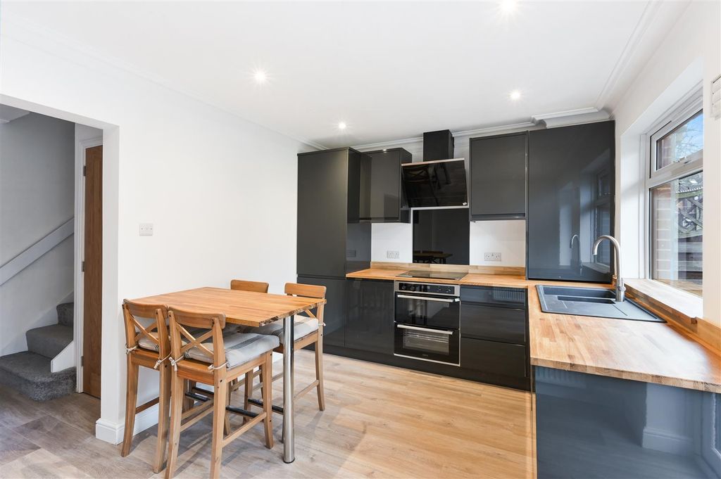 Property photo 3 of 15 Farriers Road