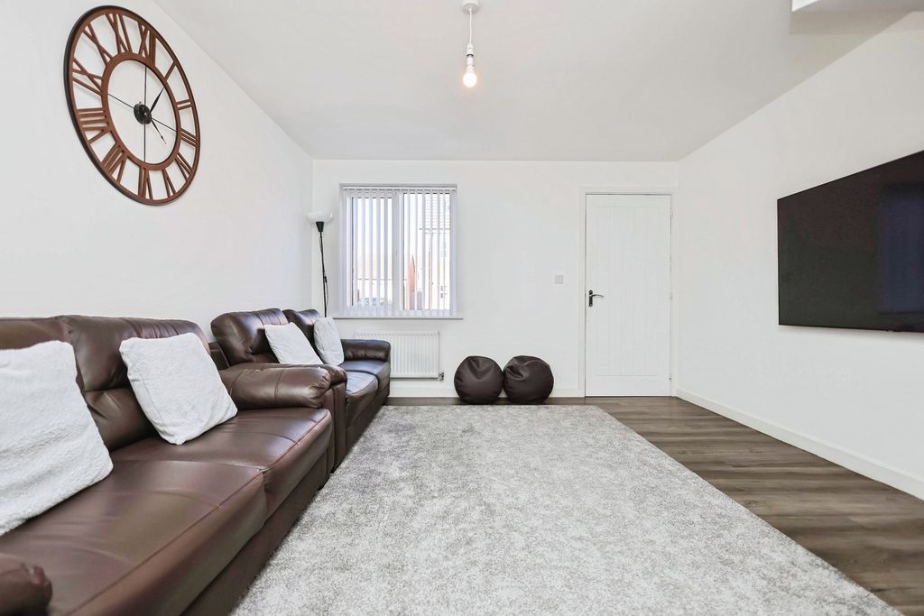 Property photo 2 of 17 Lounge