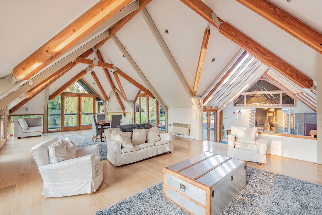 Property photo 2 of 11 Photo 02