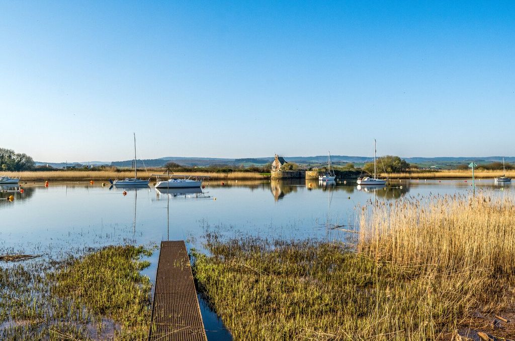 Property photo 2 of 17 Slipway