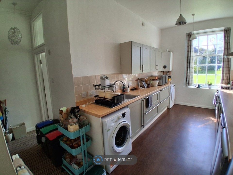 Property photo 3 of 10 Kitchen