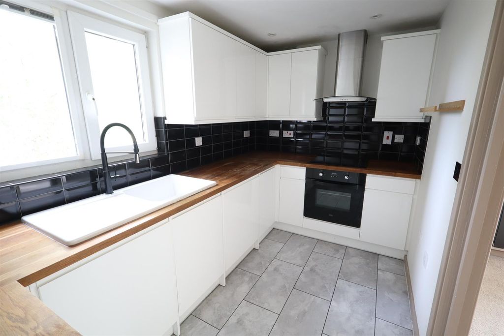 Property photo 2 of 6 Kitchen