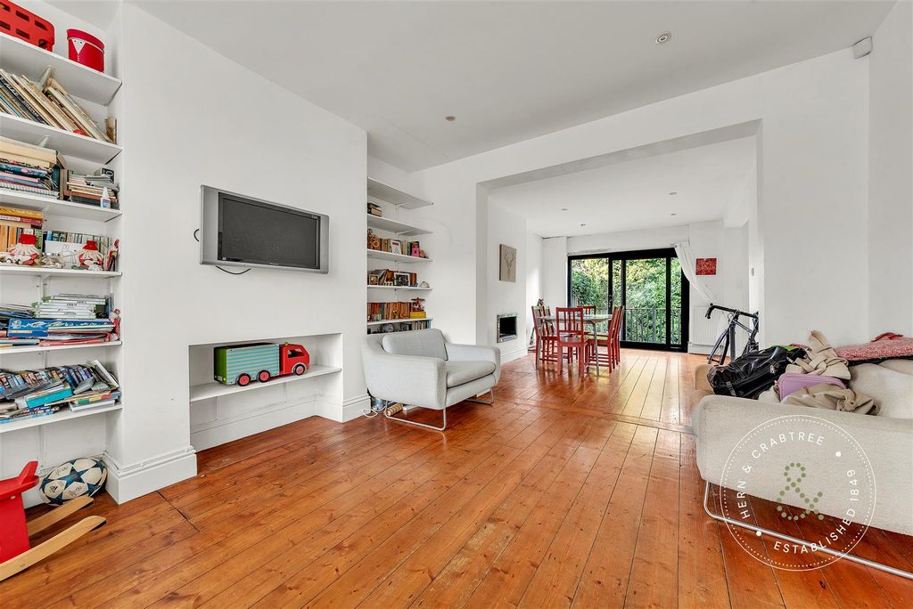 Property photo 2 of 30 Mitre-Place-19.Jpg
