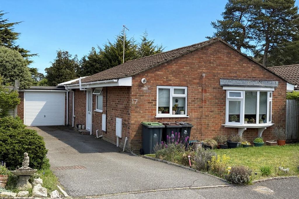 Property photo 1 of 15 Azalea Close Bungalow