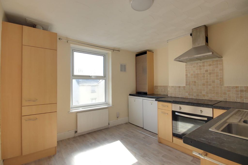 Property photo 3 of 7 Kitchen