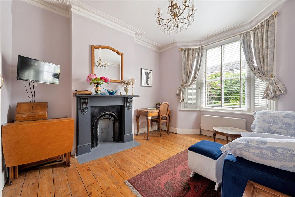Property photo 2 of 23 Stafford Road, E7