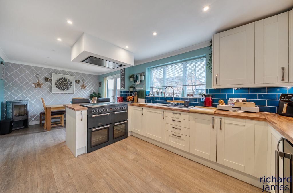 Property photo 2 of 12 3A8B348Bc5304d4Fbb9B87d61c771398