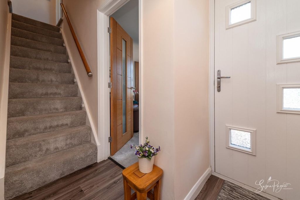 Property photo 3 of 27 Entrance Hall