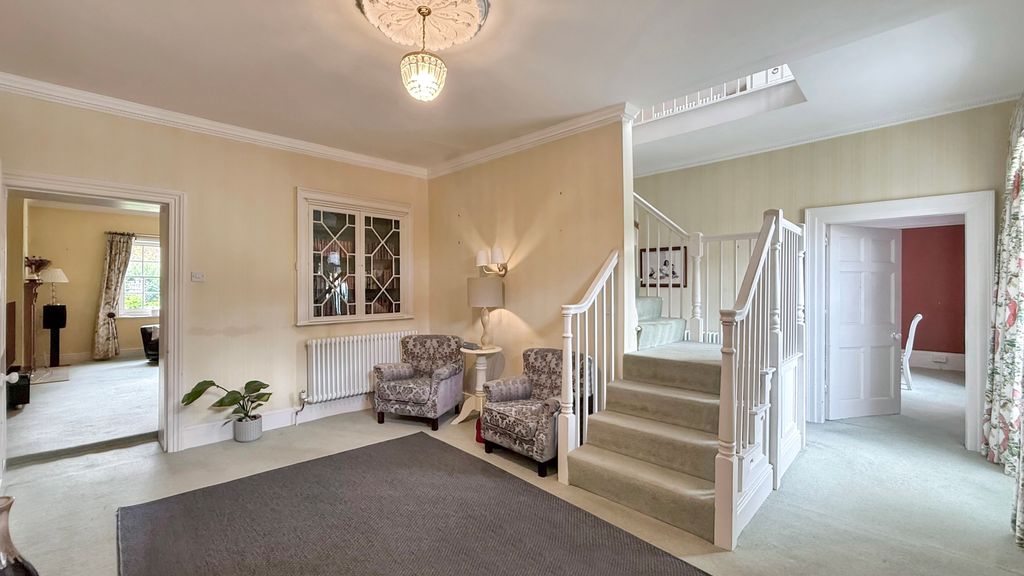 Property photo 3 of 19 Entrance Hall