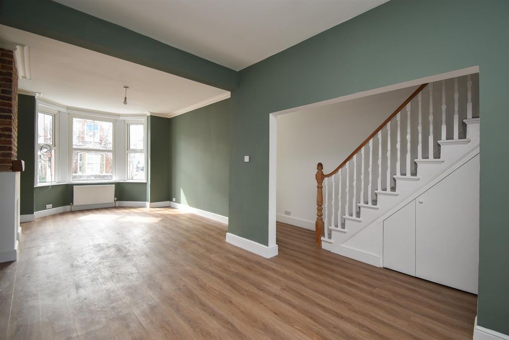 Property photo 2 of 19 Living Space