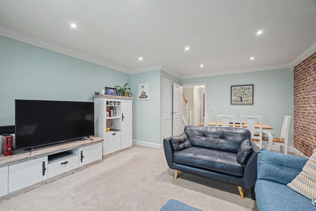 Property photo 2 of 32