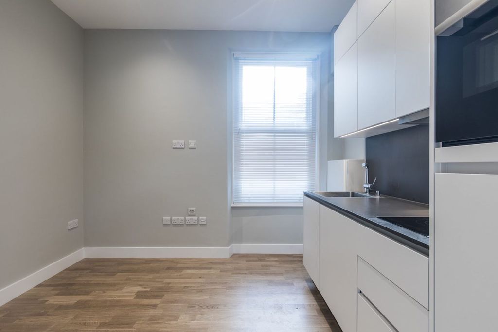 Property photo 2 of 9 Bedroom