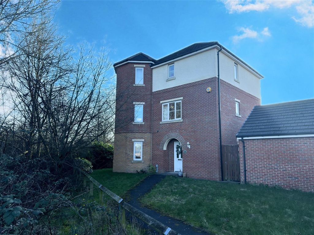 Property photo 1 of 17 Externally