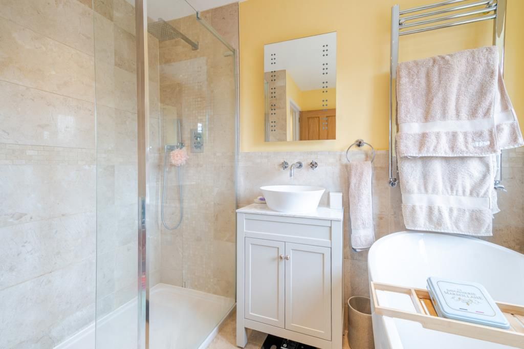 Property photo 2 of 21 Bathroom