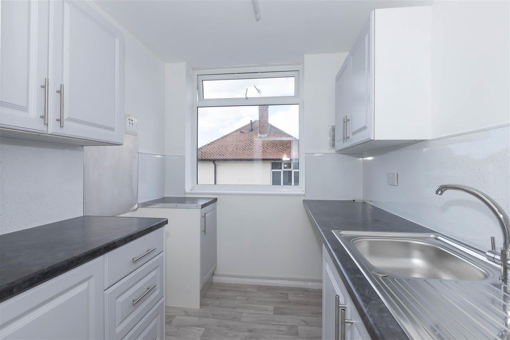 Property photo 2 of 8 Broadwater Blvd_2.Jpg