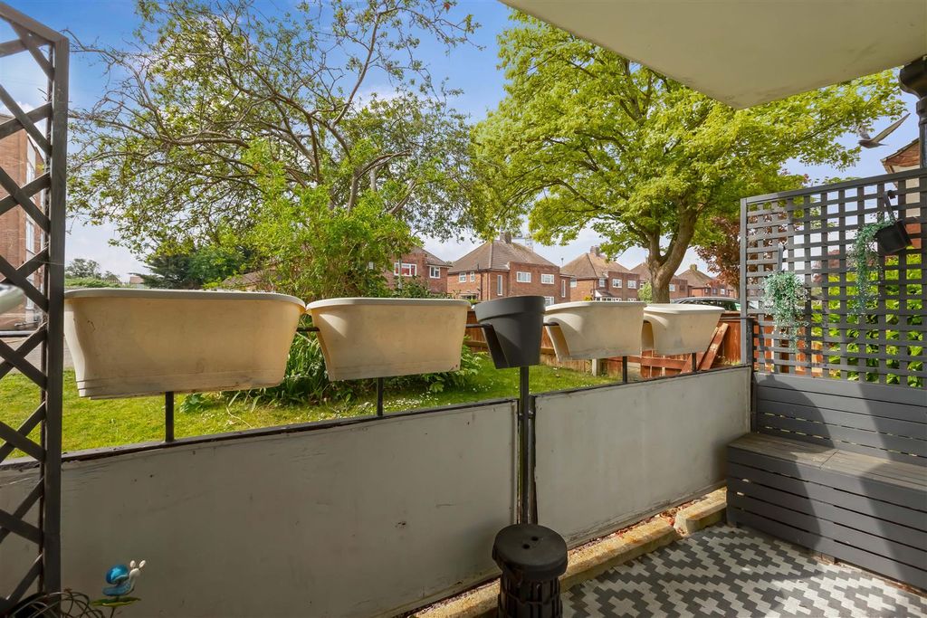 Property photo 3 of 12 Durringtons Gardens_7.Jpg