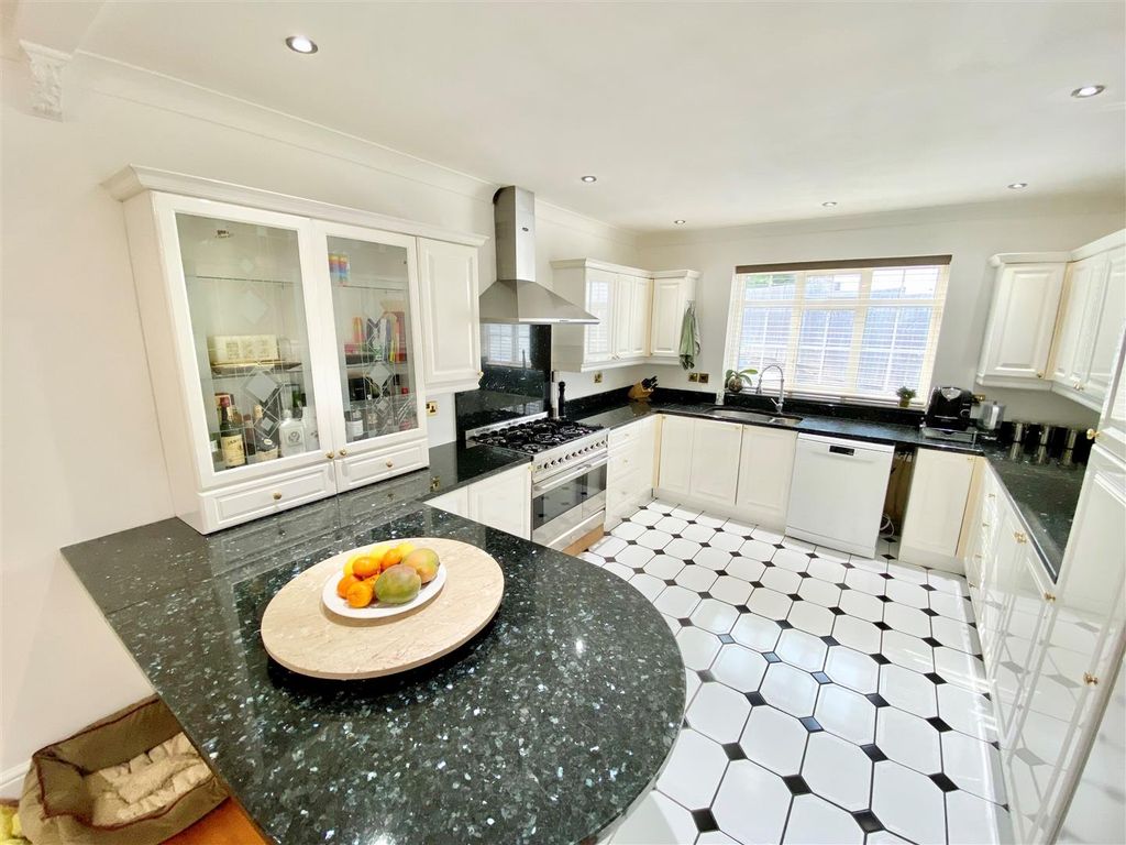 Property photo 3 of 20 1 Swan K.Jpg