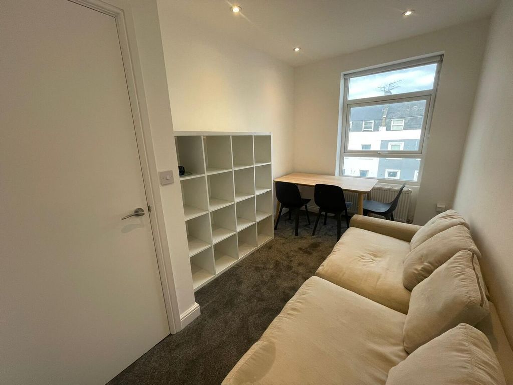 Property photo 1 of 7 Living Room