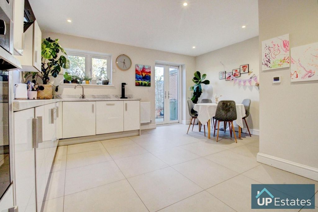 Property photo 2 of 28