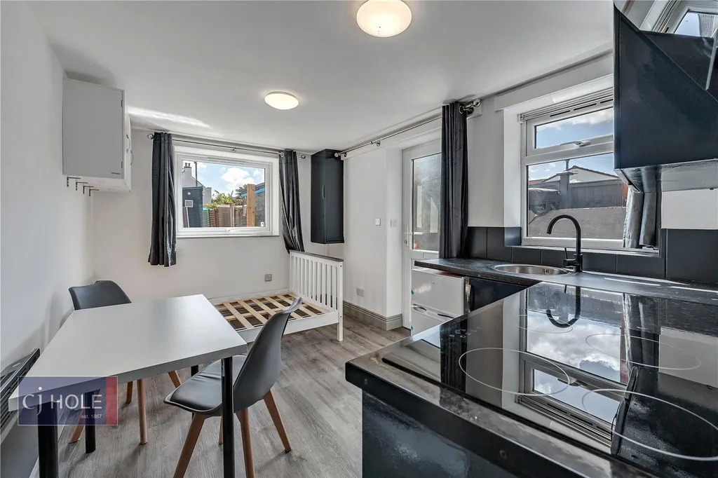 Apartment in Somerset BS16 - View 3